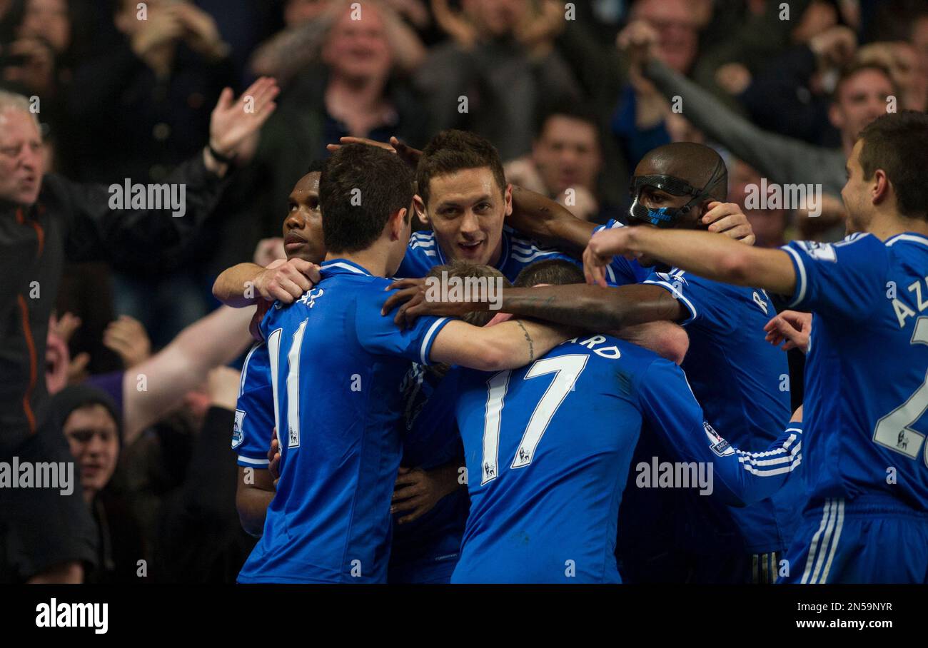 Chelsea's Samuel Eto'o left, celebrates with teammates after scoring against shoots Tottenham Hotspur, during their English Premier League soccer match, at the Stamford Bridge Stadium in London, Saturday, March 8, 2014. (AP Photo/Bogdan Maran) Stockfoto