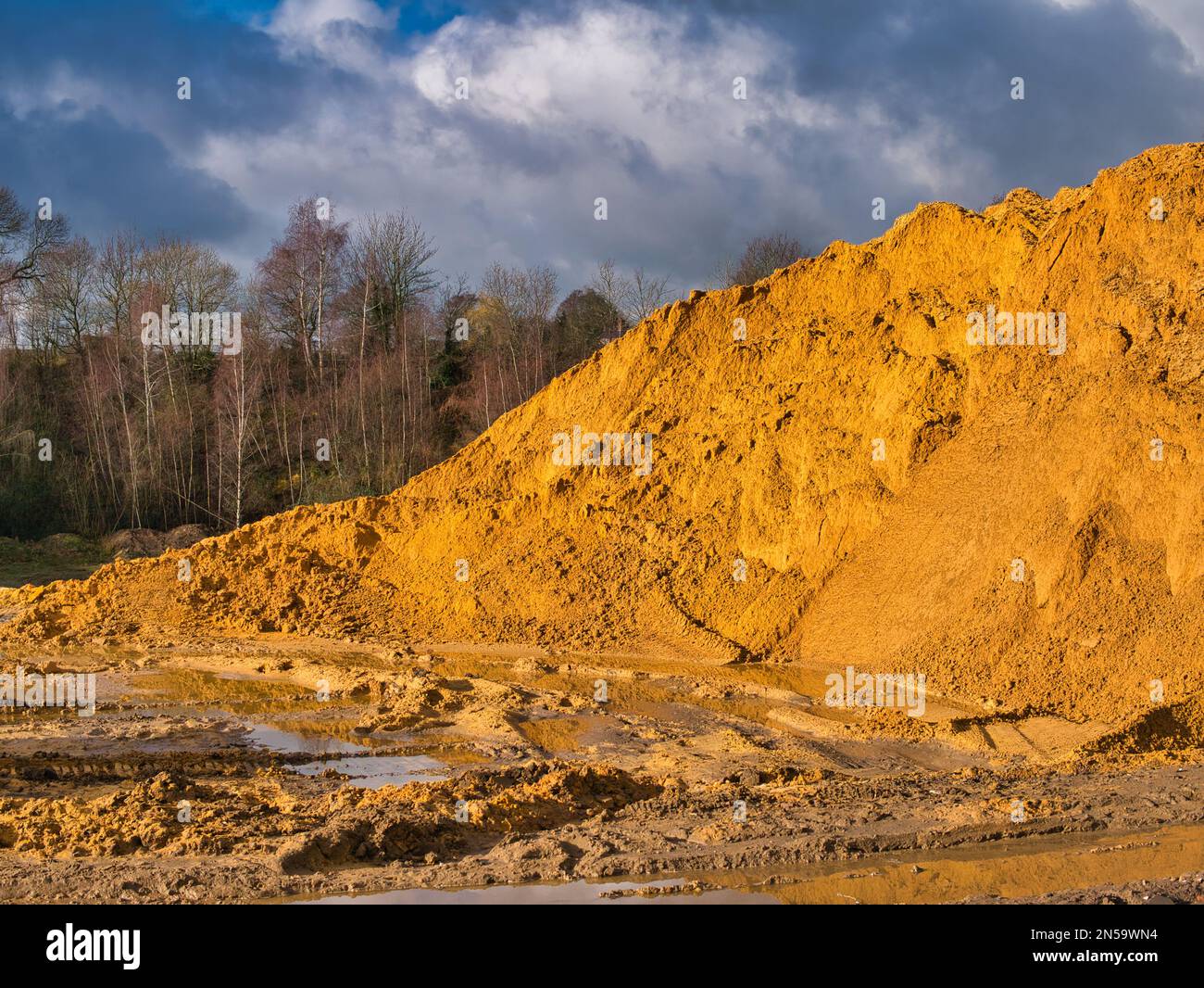 Sand aus der Kinnerton Sandsteinformation - rot-brauner bis gelber Sandstein, im Allgemeinen kieselfrei, fein bis mittelkörnig, quergeschichtet. Stockfoto