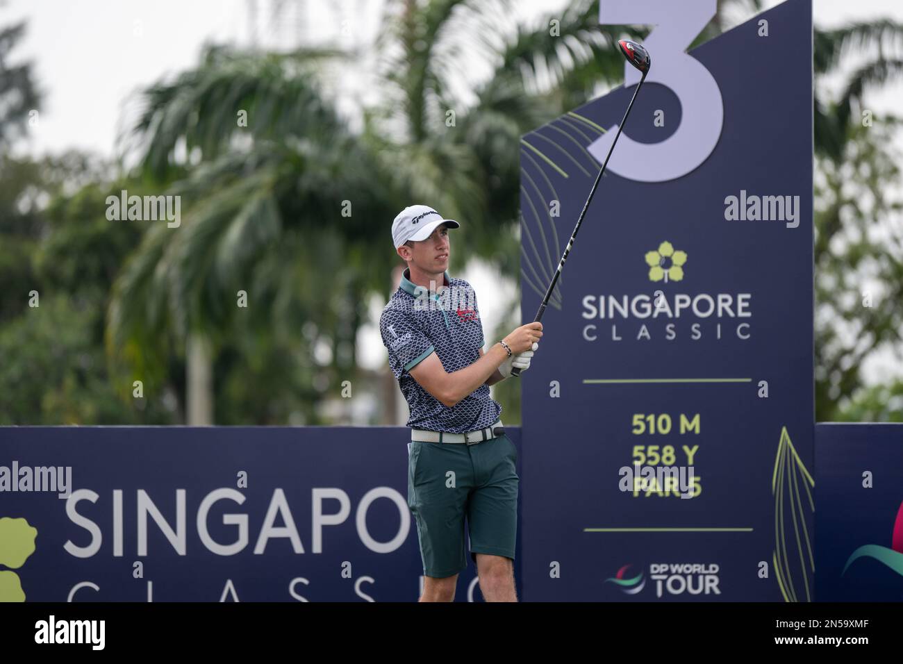 Singapur, SINGAPUR. 09. Februar 2023. Tom McKibbin aus NORDIRLAND schlägt bei Loch 3 während der 1. Runde des DP World Singapore Classic im Laguna National Golf Resort Club in Singapur ab. McKibbin schloss mit einem 64-Jährigen ab und übernahm die Führung des Clubhauses auf dem 8-Jünger-Par. Kredit: Jason Butler/Alamy Live News. Stockfoto