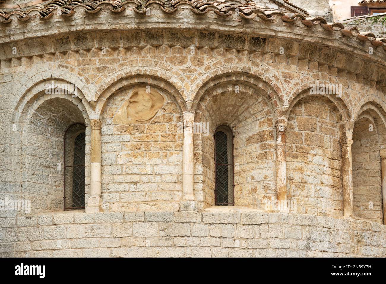 Details der Abtei Gellone im berühmten Dorf Saint Guilhem le Desert, das von der UNESCO in Frankreich geschützt wird Stockfoto