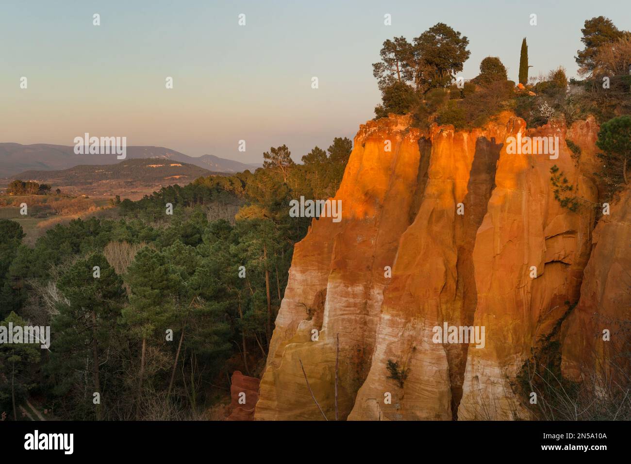 Berühmte ockerfarbene Klippen rund um das Dorf Roussillon in der Provence, Frankreich Stockfoto