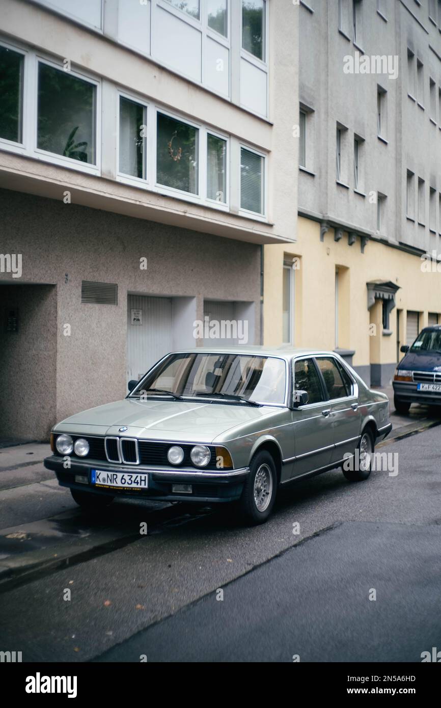 Ein alter BMW in Hellgrün ist auf der Straße und vermittelt ein nostalgisches Gefühl. Das Foto im analogen Look ist Retro und Vintage. Das Auto ist klassisch. Stockfoto