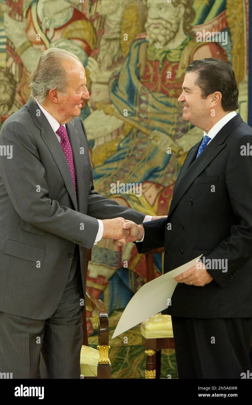 Spain's King Juan Carlos, left, shakes hands with Spanish Chairman of