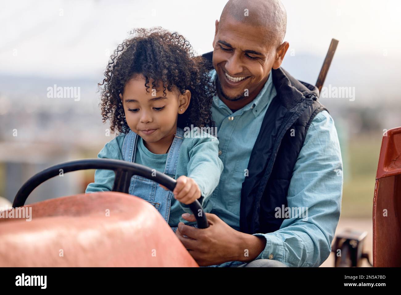 Landwirtschaft, Vater und Tochter auf dem Traktor, Liebe und