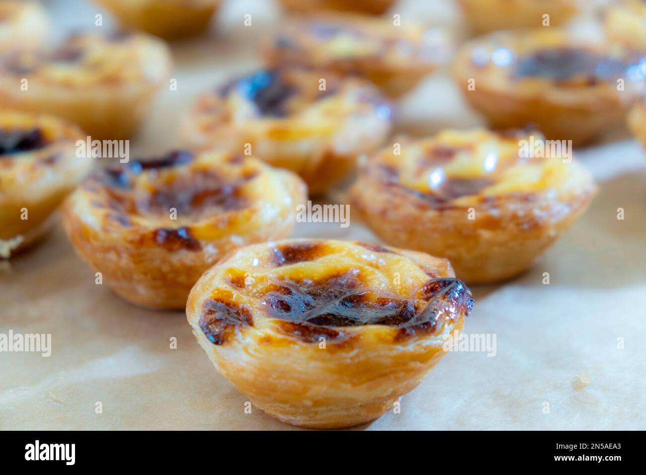 Portugiesische Puddingtörtchen pasteis de nata Stockfoto