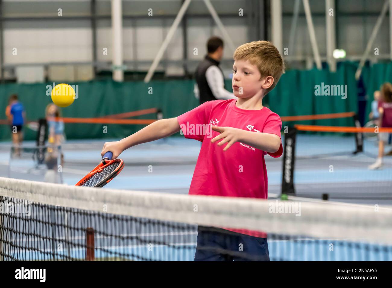 Kinder, die Tennis spielen und Tennisunterricht nehmen Stockfoto