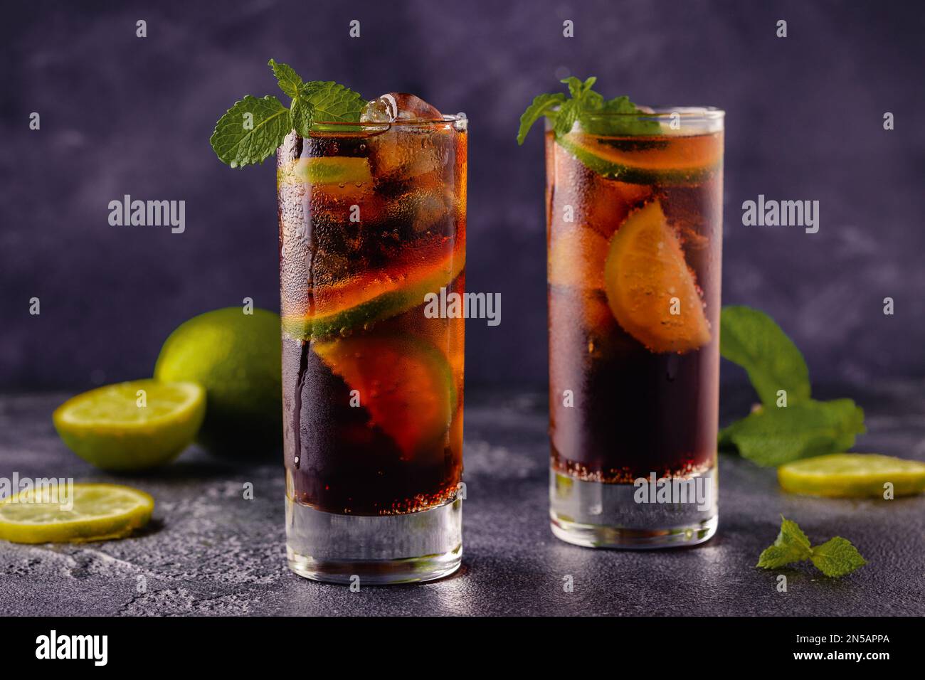 Rum- und Colacocktail Cuba Libre mit Limette und Eis Stockfoto