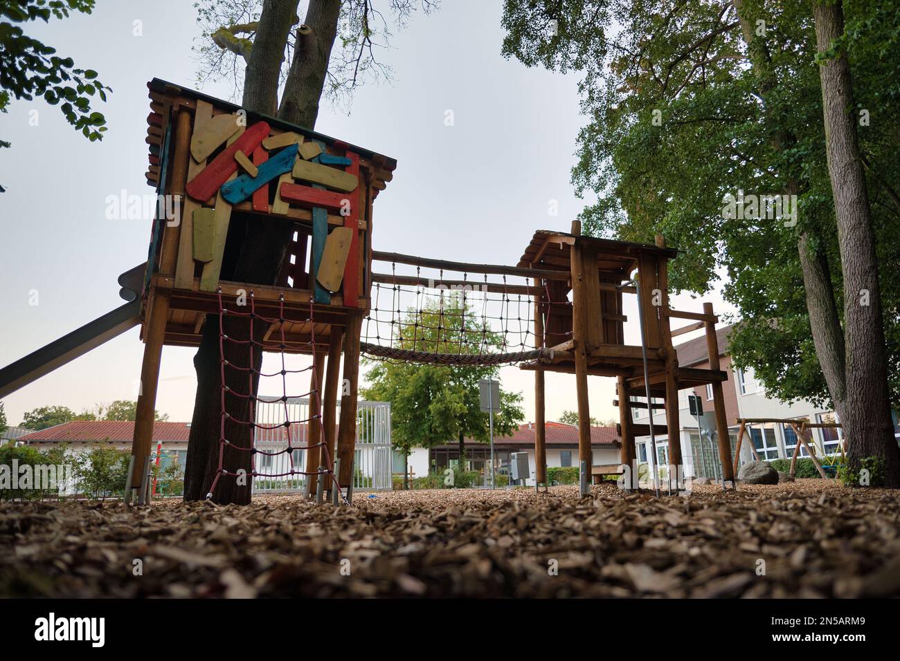 Klettergerüst mit Rutsche in einem Schulhof der Grundschule in Venne (Deutschland) Stockfoto