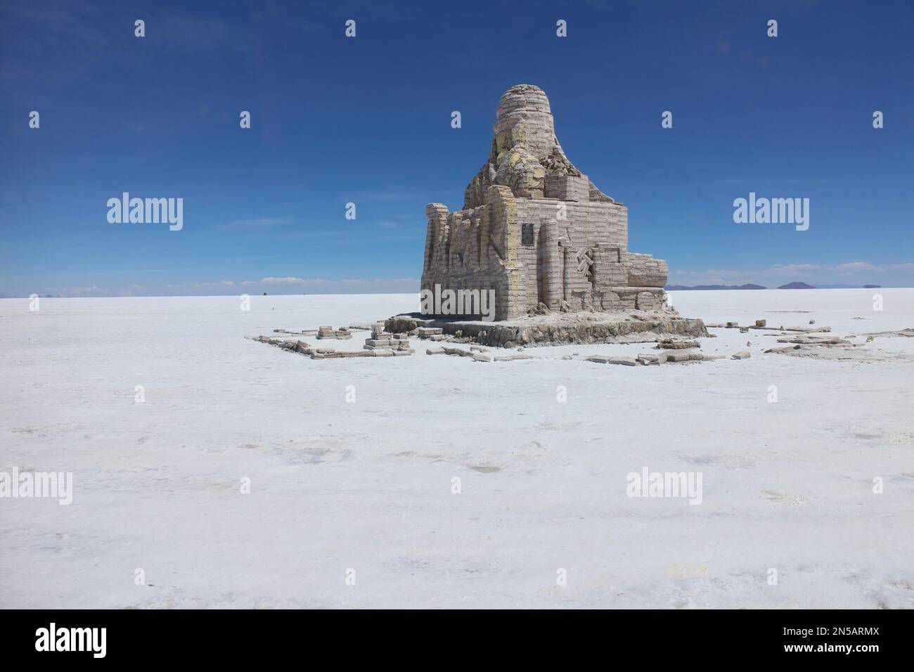 Alte Ruinen auf dem Uyuni-Salzsee in Bolivien Stockfoto