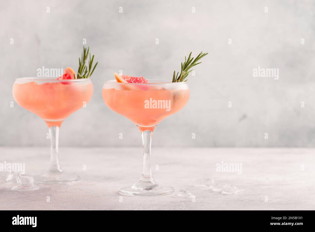 Kalte Limonade/Cocktail aus frischem Grapefruitsaft, Alkohol und Eiswürfeln. Stockfoto
