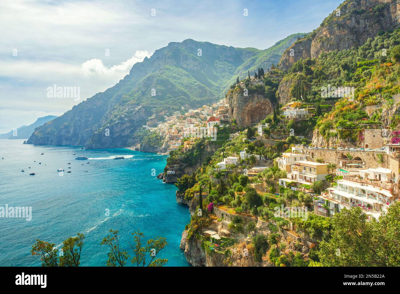 Berühmte Amalfiküste mit Positano-Stadt und Mittelmeer, Kampanien, Italien. Beliebtes Sommerresort und Reiseziel Stockfoto