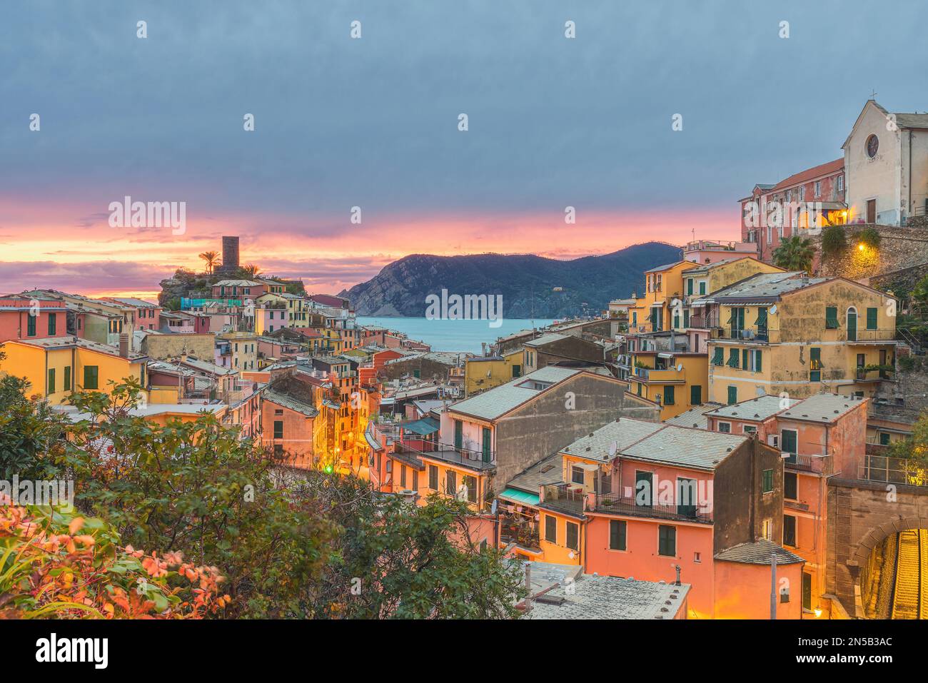 Das Dorf Vernazza im Nationalpark Cinque Terre an der Küste von Ligurien, Italien bei Sonnenuntergang. Reiseziel und Attraktion in Europa Stockfoto