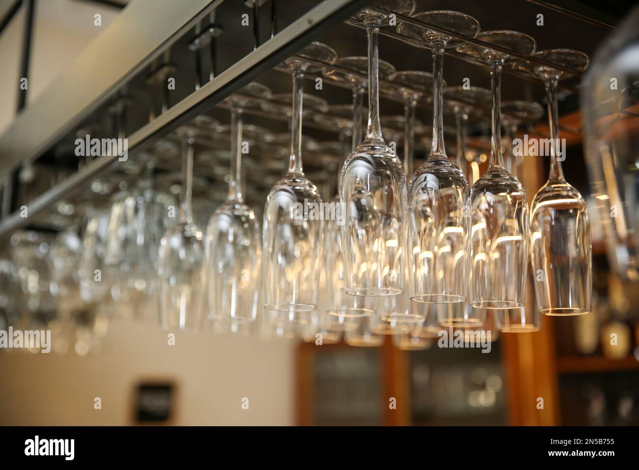 Viele saubere Gläser auf einem Metallständer im Restaurant Stockfoto