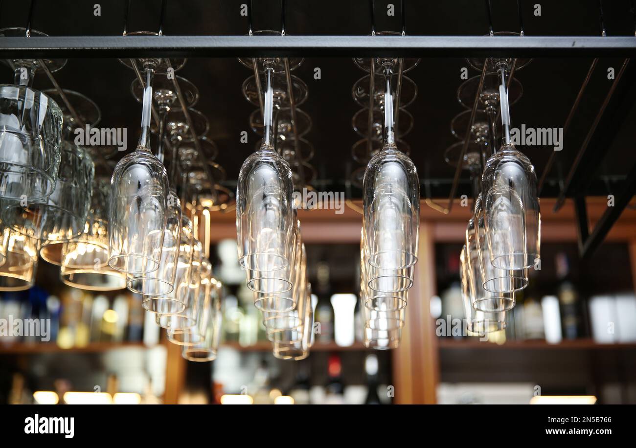 Viele saubere Gläser auf einem Metallständer im Restaurant Stockfoto