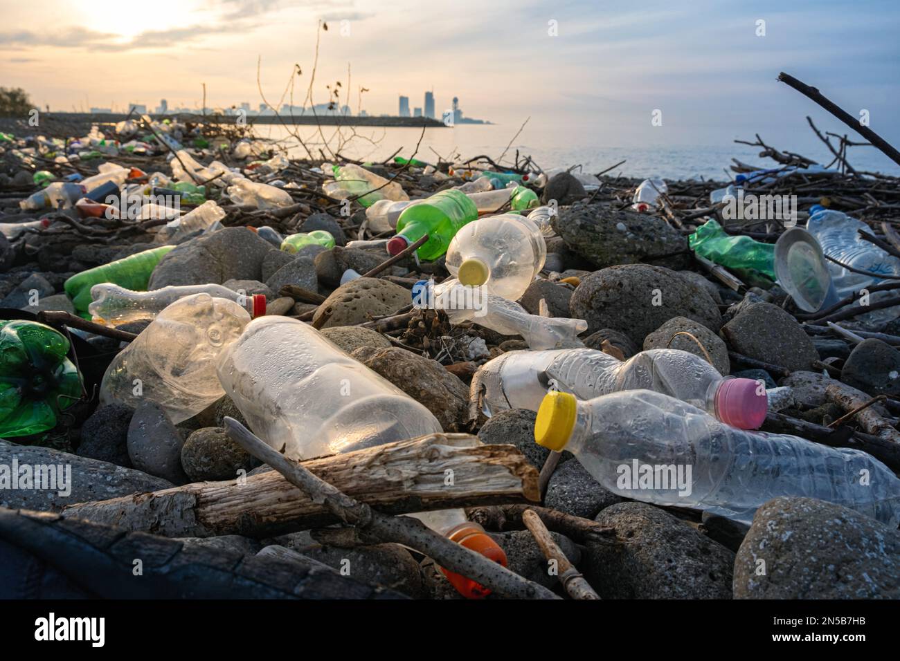 Plastikverschmutzung am Strand. Plastikflaschen und anderer Müll am Sea Stone Beach in Batumi City, Georgia. Ökologisches Konzept. Stockfoto
