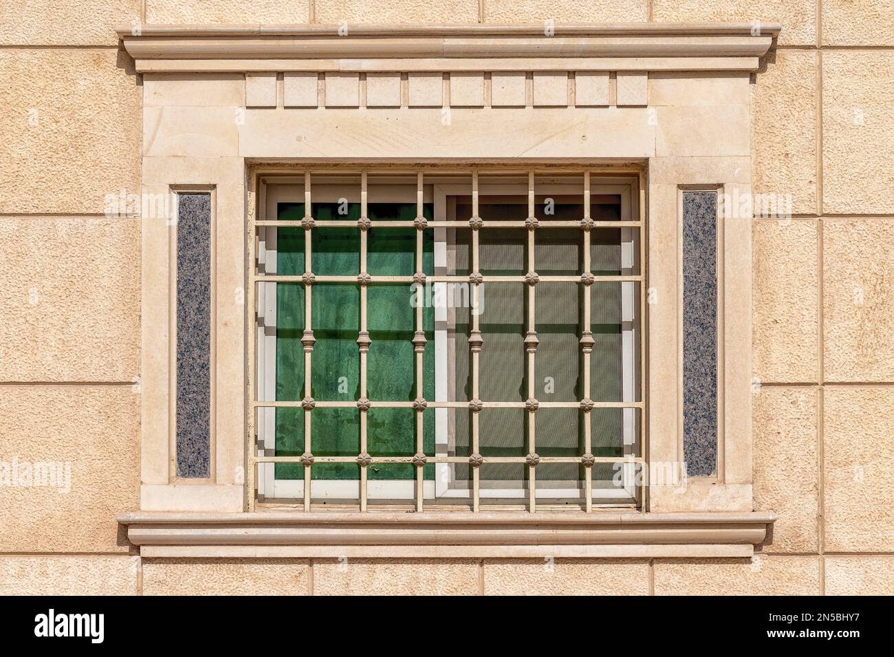 Versperrtes und getöntes Fenster Stockfoto