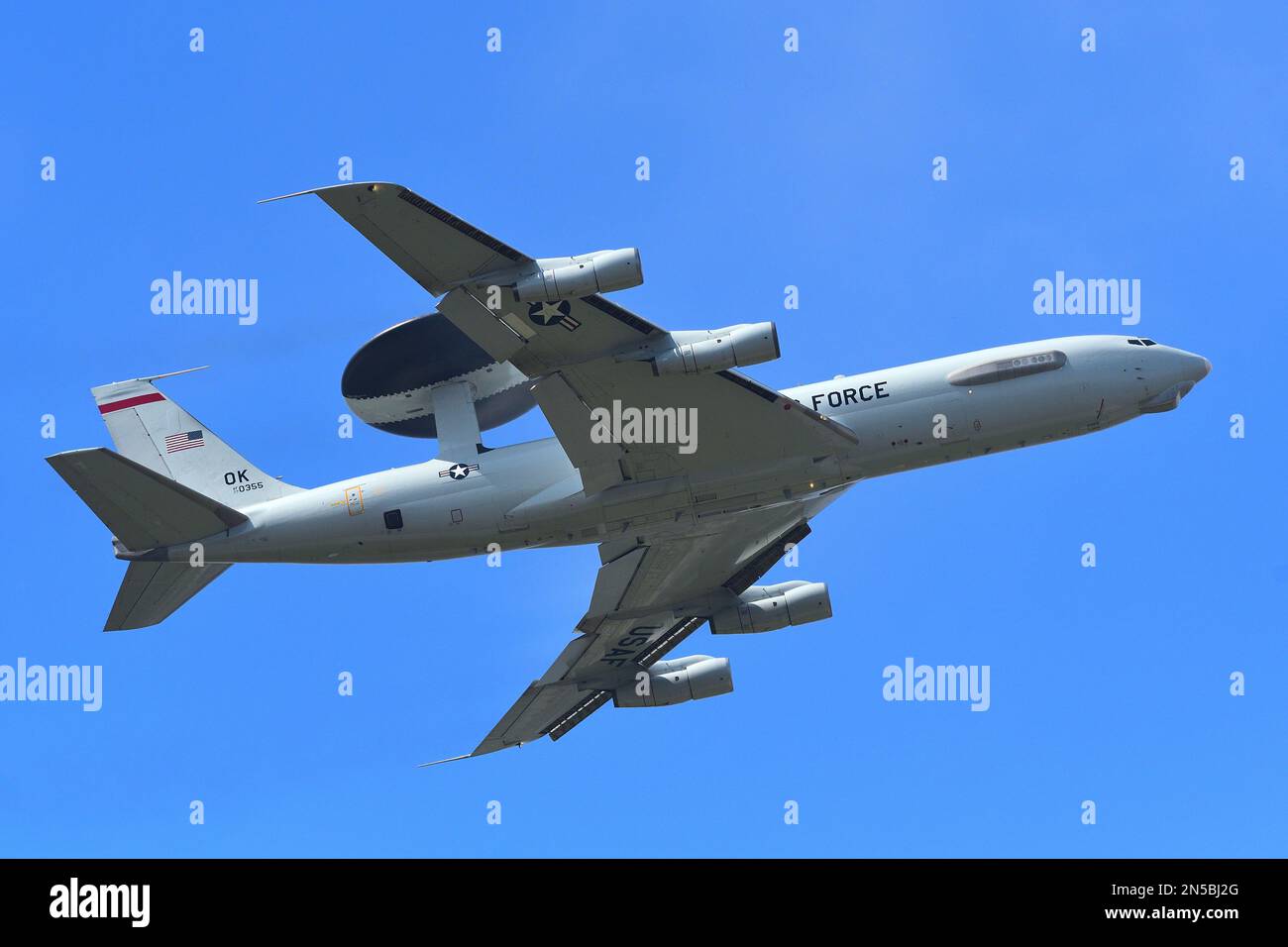 Tokio, Japan - 06. Oktober 2018: US Air Force Boeing E-3C Sentry Frühwarn- und Kontrollflugzeug. Stockfoto