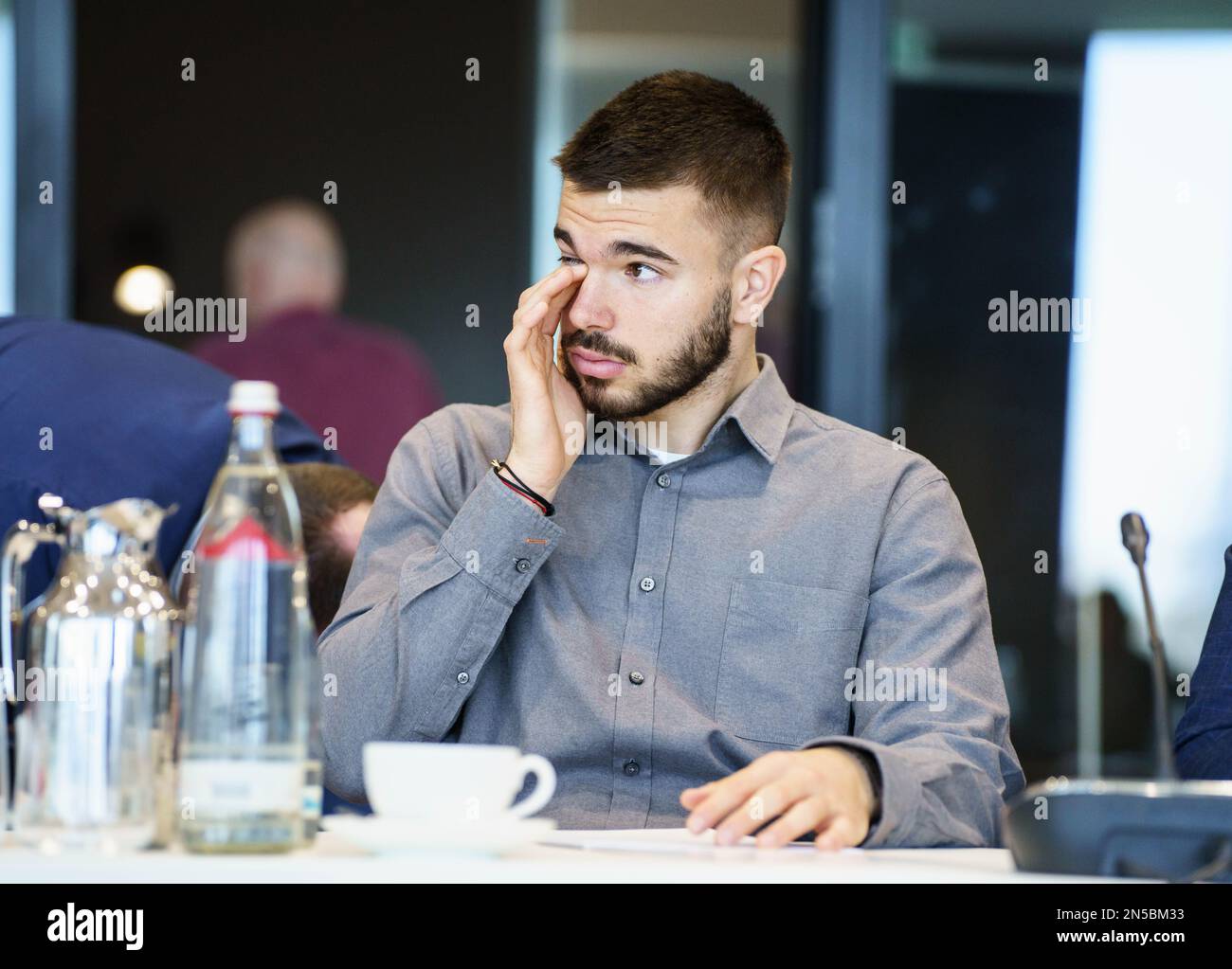 09. Februar 2023, Hessen, Frankfurt/Main: Mario Vuskovic, ein Spieler des Fußballvereins HSV der zweiten Division, sitzt am zweiten Tag des Prozesses am Dock des Sportgerichts des Deutschen Fußballverbands (DFB). Ein Dopingtest am Spieler vom 16. September ergab das Vorhandensein von Erythropoietin (EPO). Foto: Frank Rumpenhorst/dpa Stockfoto
