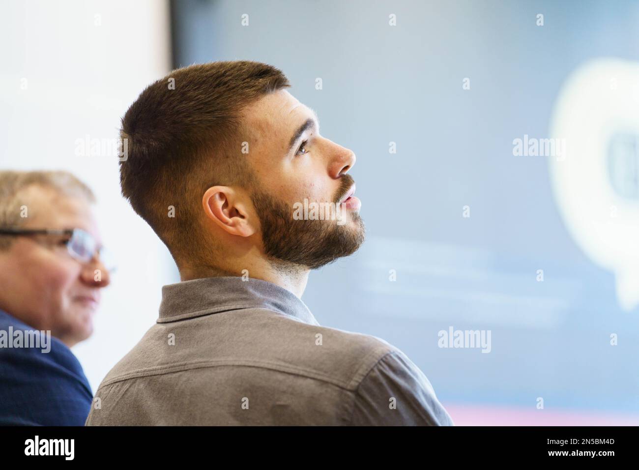 09. Februar 2023, Hessen, Frankfurt/Main: Mario Vuskovic, Spieler des Fußballvereins HSV der zweiten Division, sitzt am zweiten Prozesstag auf dem Dock des Sportgerichts des Deutschen Fußballverbands (DFB), Rechtsanwalt Joachim Rain links. Ein Dopingtest am Spieler vom 16. September ergab das Vorhandensein von Erythropoietin (EPO). Foto: Frank Rumpenhorst/dpa Stockfoto