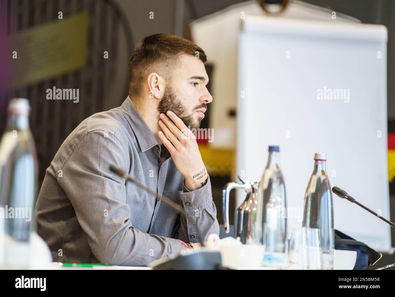 09. Februar 2023, Hessen, Frankfurt/Main: Mario Vuskovic, ein Spieler des Fußballvereins HSV der zweiten Division, sitzt am zweiten Tag des Prozesses am Dock des Sportgerichts des Deutschen Fußballverbands (DFB). Ein Dopingtest am Spieler vom 16. September ergab das Vorhandensein von Erythropoietin (EPO). Foto: Frank Rumpenhorst/dpa Stockfoto
