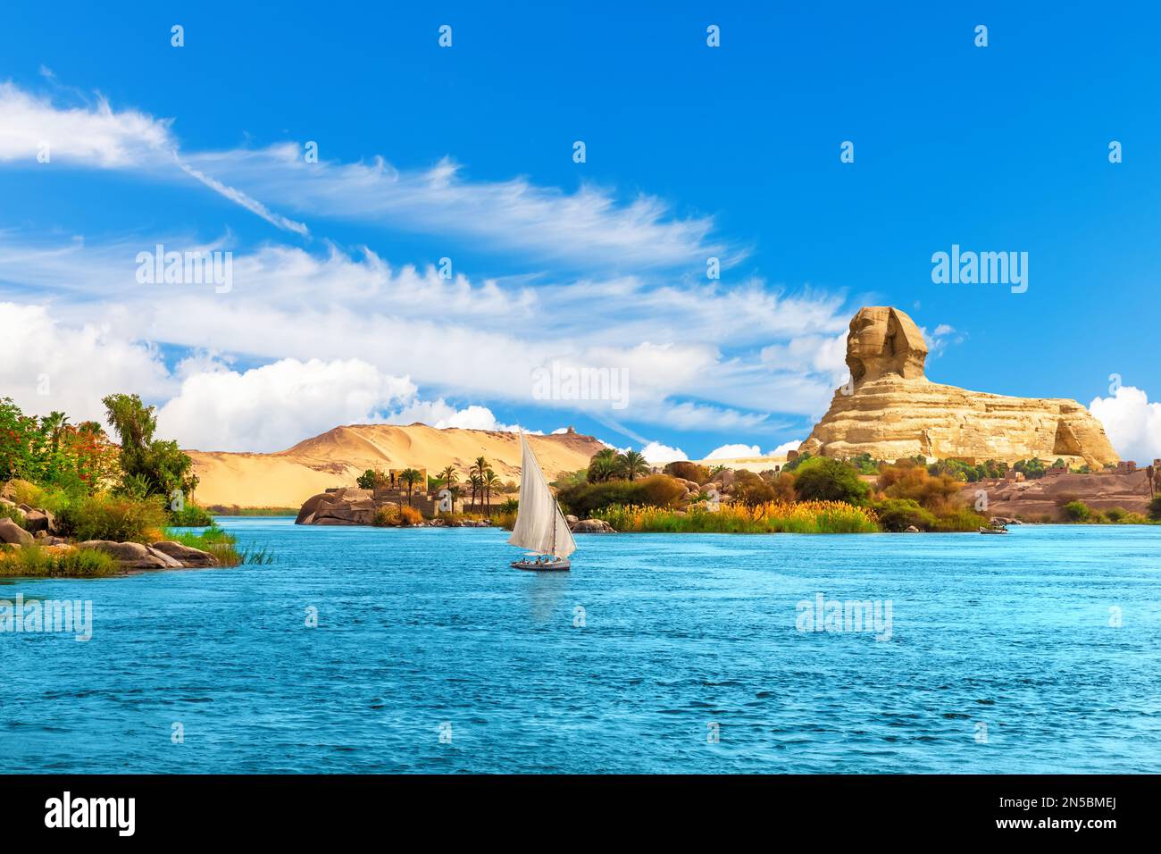 Einsames Segelboot auf dem Nil auf dem Weg zur Großen Sphinx, Assuan-Landschaft, Ägypten Stockfoto