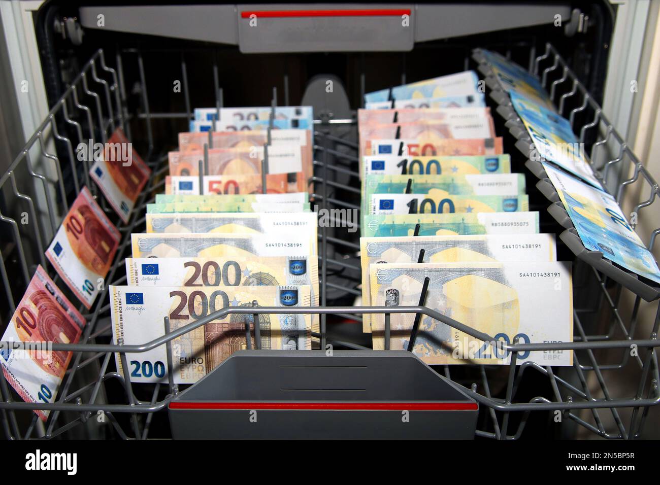 Euro-Scheine im Geschirrspüler, Symbol Geldwäsche Stockfoto