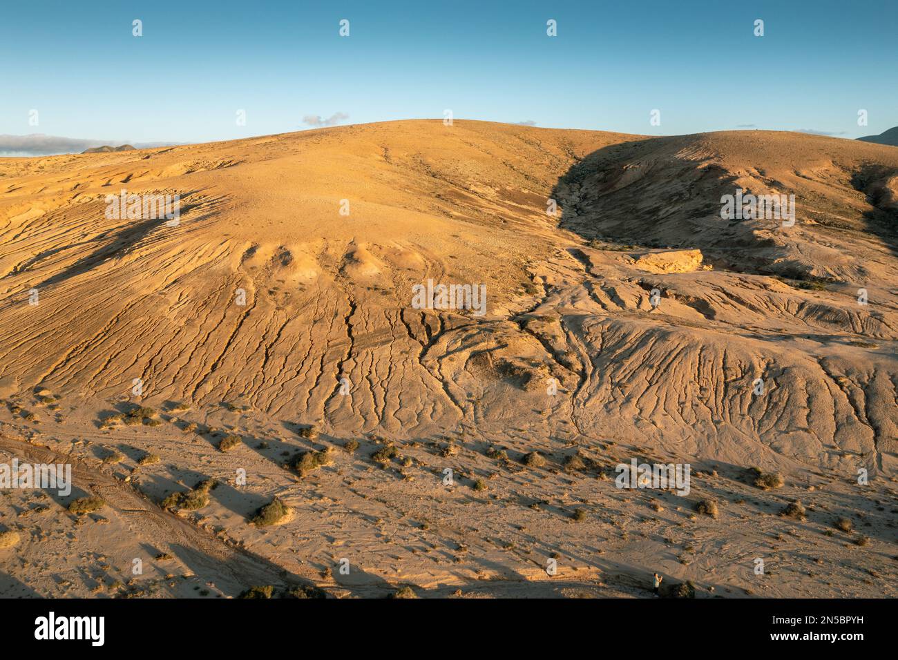 Hügel mit Erosionskanälen rund um Montana del Mojon, Luftfoto, Kanarische Inseln, Fuerteventura, La Olivia Stockfoto