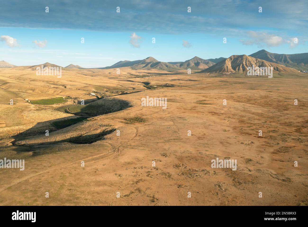 Halbsüste Lomo de Esquinzo mit Montana Tindaya, Luftaufnahme, Kanarische Inseln, Fuerteventura Stockfoto