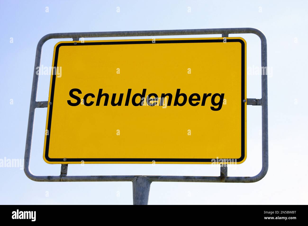 Stadtschild vor blauem Himmel mit Schriftzug Schuldenberg, Schuldenberg - komponieren, Deutschland Stockfoto