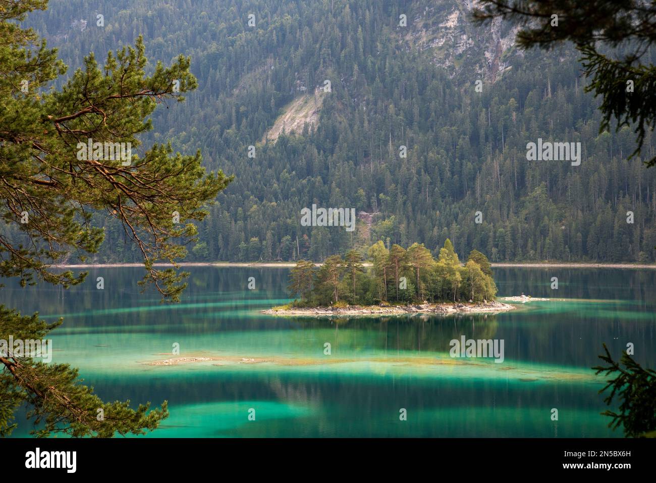 eibsee mit kleinen Inseln im türkisfarbenen Wasser, Deutschland, Bayern, Grainau Stockfoto