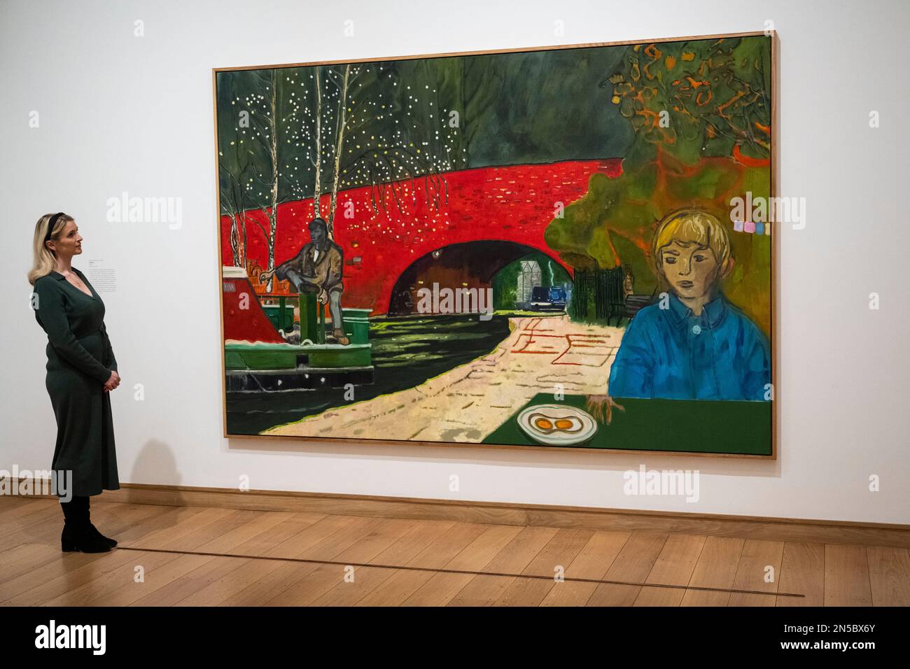 London, Großbritannien. 9. Februar 2023 Ein Mitarbeiter sieht sich „Canal“, 2023, von Peter Doig bei einer Vorschau der „Morgan Stanley Exhibition: Peter Doig“ in der Courtauld Gallery an und präsentiert neue und neuere Werke von Peter Doig, darunter Gemälde, die seit dem Umzug des Künstlers von Trinidad nach London im Jahr 2021 geschaffen wurden. Die Ausstellung findet vom 10. Februar bis zum 29. Mai 2023 statt. Kredit: Stephen Chung / Alamy Live News Stockfoto