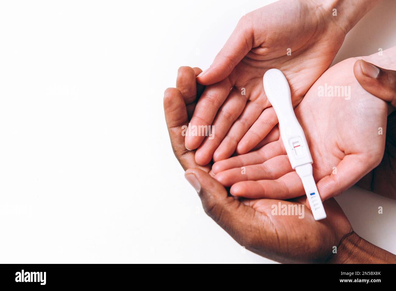 Schwangerschaftstest, negatives Ergebnis. Geburtenkontrolle. Stockfoto
