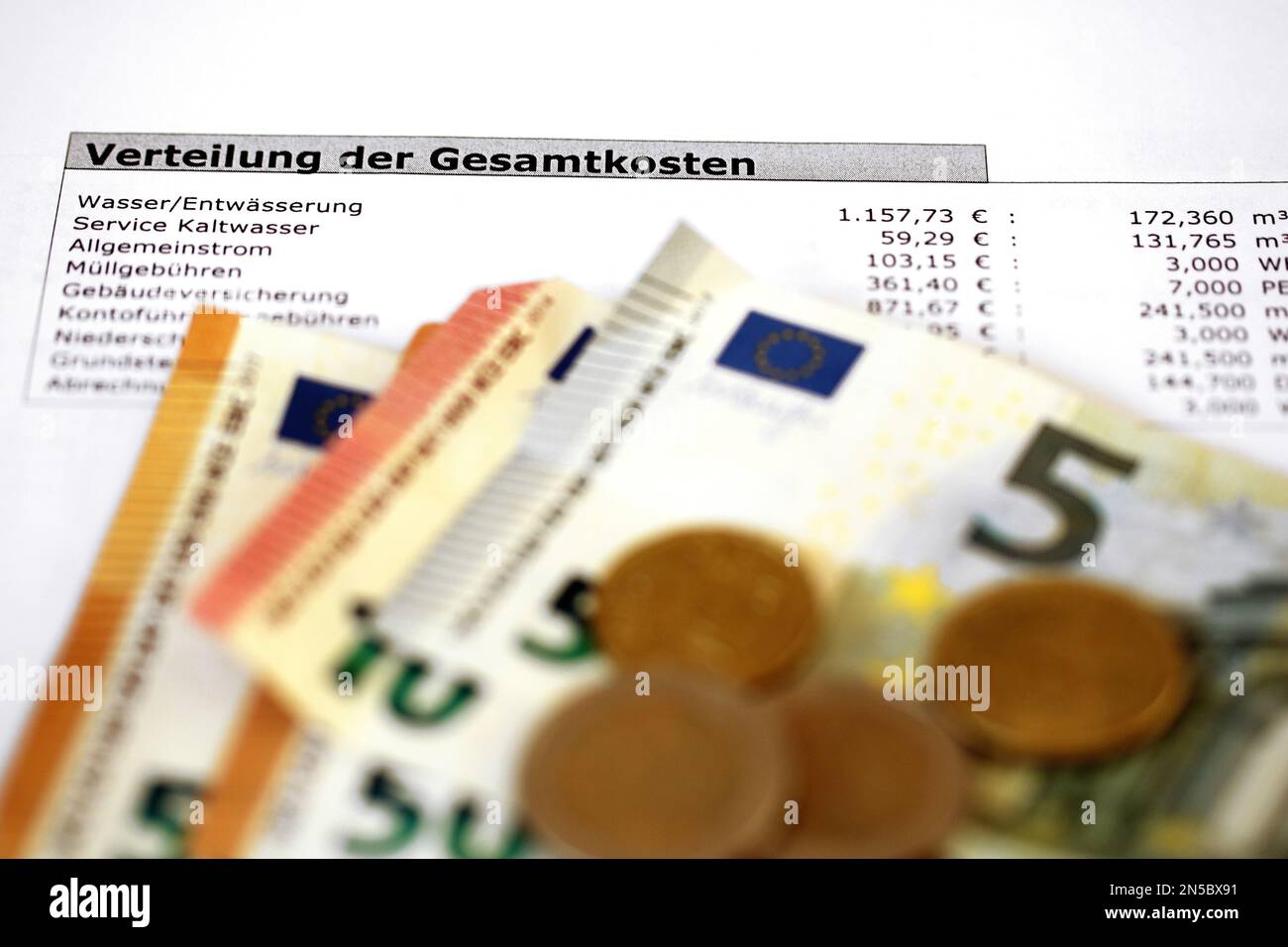 Betriebskostenabrechnung mit Euro-Rechnungen, Energiepreiserhöhung Stockfoto
