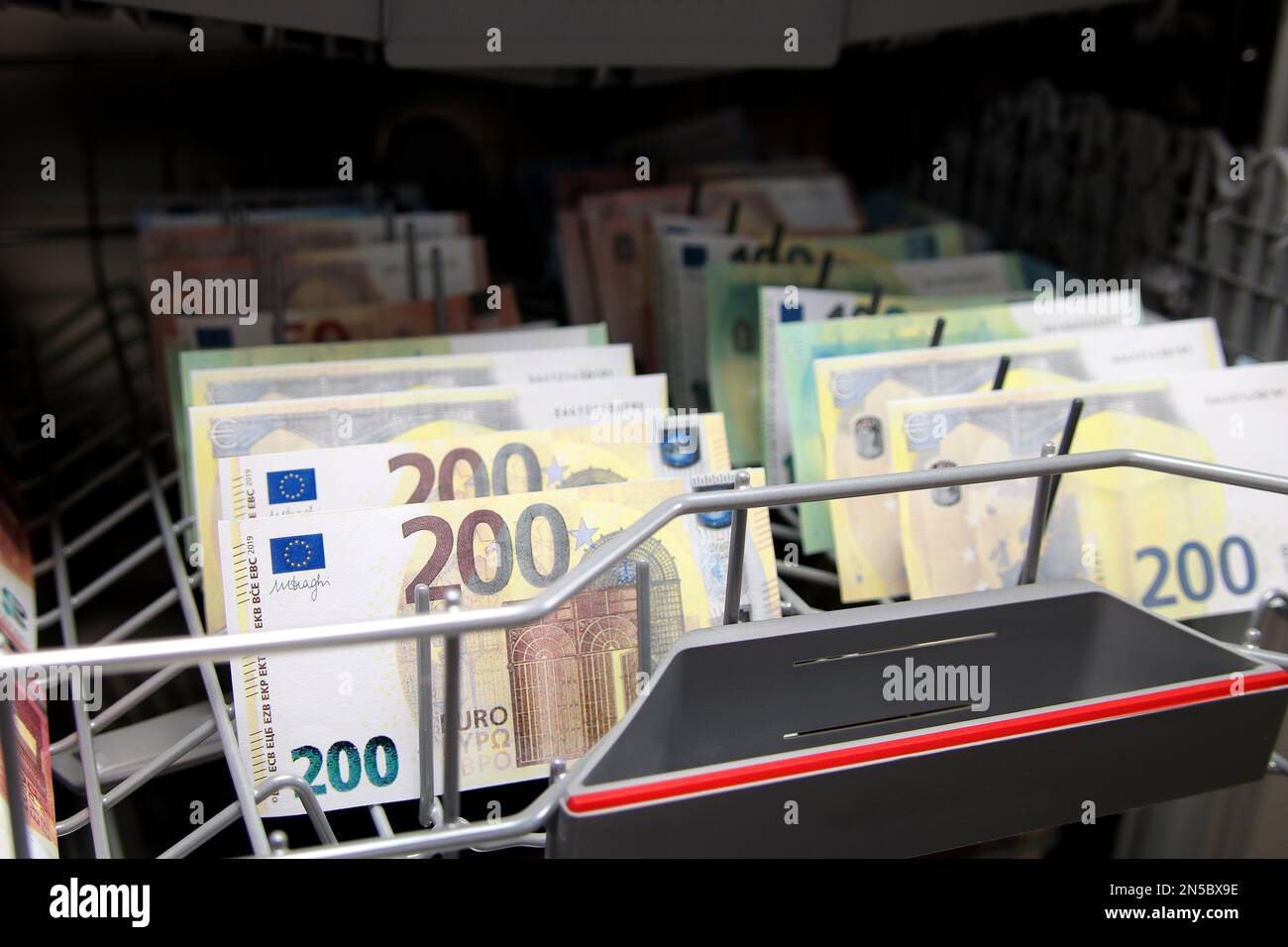 Euro-Scheine im Geschirrspüler, Symbol Geldwäsche Stockfoto
