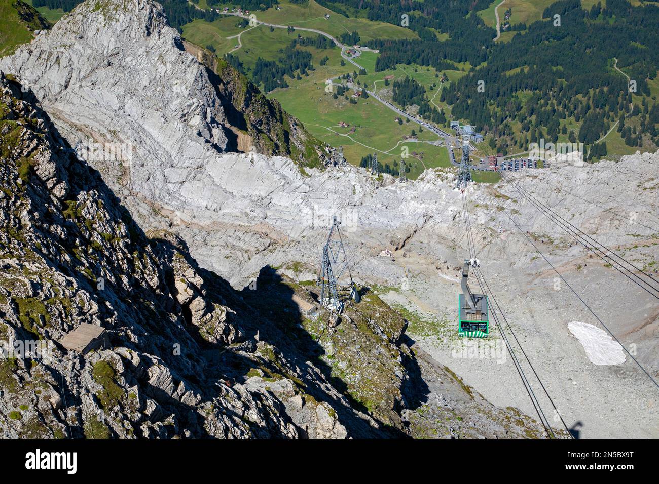 Blick vom Gipfel von Saentis nach Schwaegalp und der Seilbahn von Saentis, Schweiz, Appenzell Stockfoto