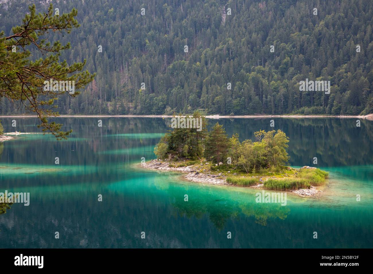 eibsee mit kleinen Inseln im türkisfarbenen Wasser, Deutschland, Bayern, Grainau Stockfoto