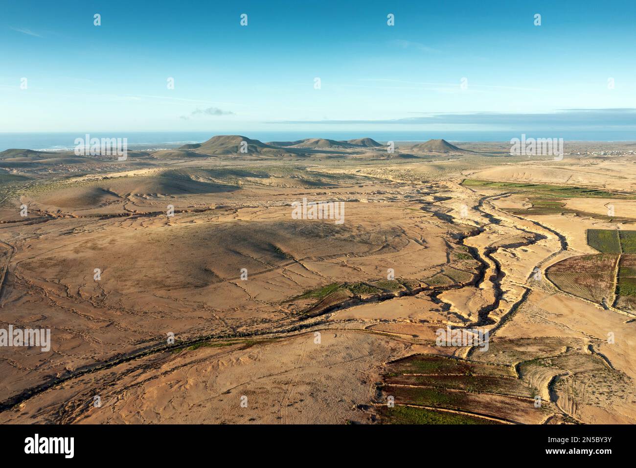 Halbwüste mit Barranco de la Costilla, Luftaufnahme, Kanarische Inseln, Fuerteventura, Lajares Stockfoto