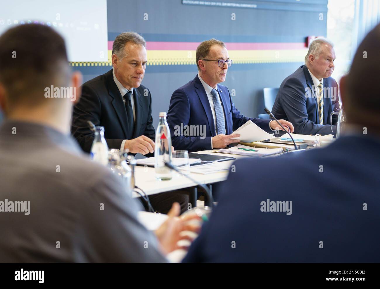 09. Februar 2023, Hessen, Frankfurt Am Main: Mario Vuskovic (l), Spieler des Fußballvereins Hamburger Sportverein (HSV) aus der zweiten Division, sitzt am zweiten Tag des Prozesses unter dem Vorsitz von Stephan Oberholz (2. von rechts) und assoziiertem Richter Edmund Rottler (l) auf dem Dock des Sportgerichts des Deutschen Fußballverbands (DFB). Eine Dopingkontrolle am Spieler vom 16. September hatte das Vorhandensein von exogenem Erythropoietin (EPO) aufgedeckt. Foto: Frank Rumpenhorst/dpa Stockfoto