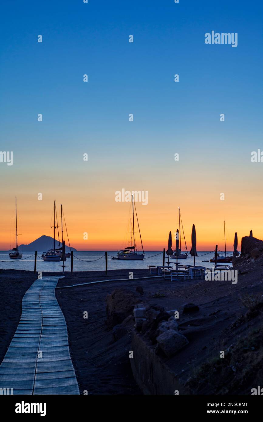 Blick vom Black Sands Beach bei Sonnenuntergang, Vulcano Stockfoto