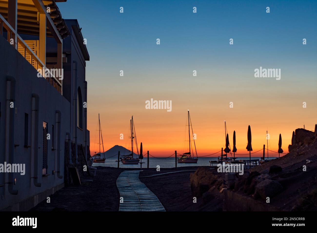Blick vom Black Sands Beach bei Sonnenuntergang, Vulcano Stockfoto