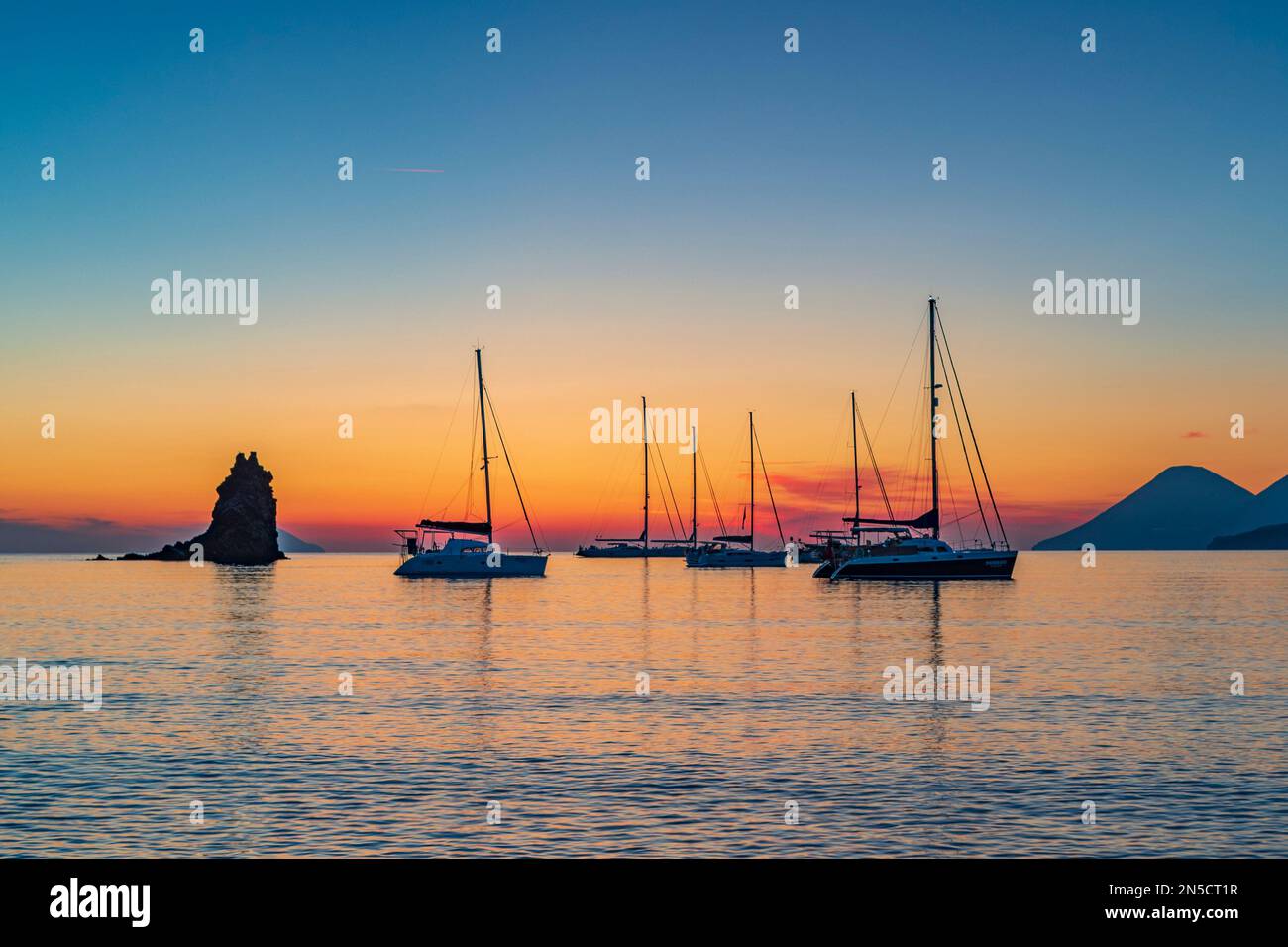 Blick vom Black Sands Beach bei Sonnenuntergang, Vulcano Stockfoto