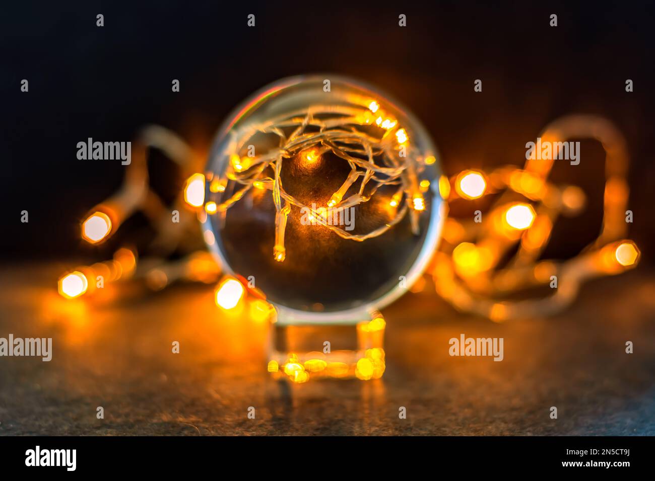 GLASKUGEL MIT LED-LEUCHTEN Stockfoto