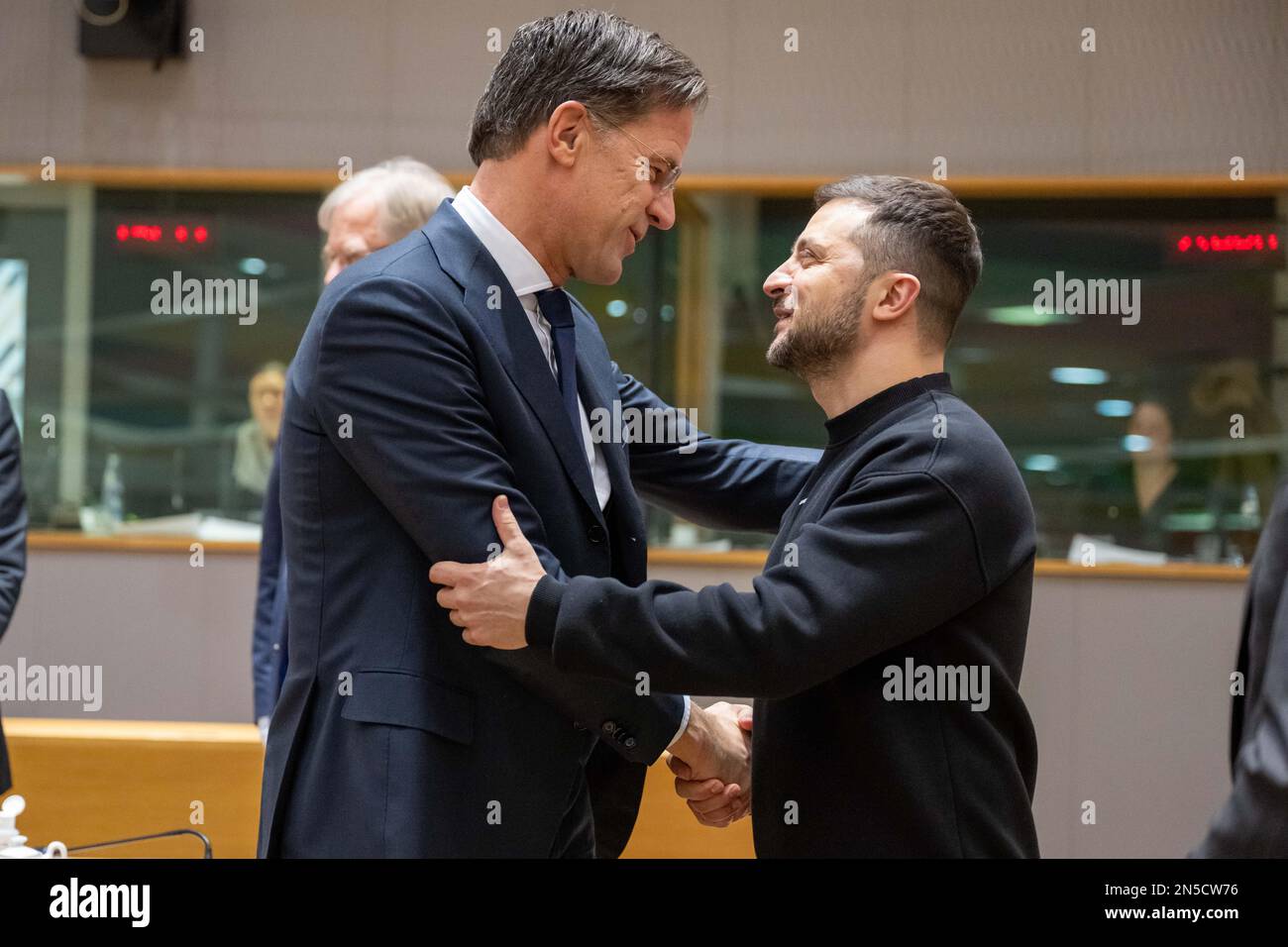 Brüssel, Belgien. 09. Februar 2023. BRÜSSEL - der ukrainische Präsident Wolodimir Zelenski und der niederländische Premierminister Mark Rutte schütteln sich während eines eingefügten EU-Gipfels die Hand. Auf dem Treffen werden unter anderem die Unterstützung der Ukraine durch die EU und die wachsenden Migrationsprobleme in Europa erörtert. ANP JONAS ROOSENS niederlande Out - belgien Out Credit: ANP/Alamy Live News Stockfoto