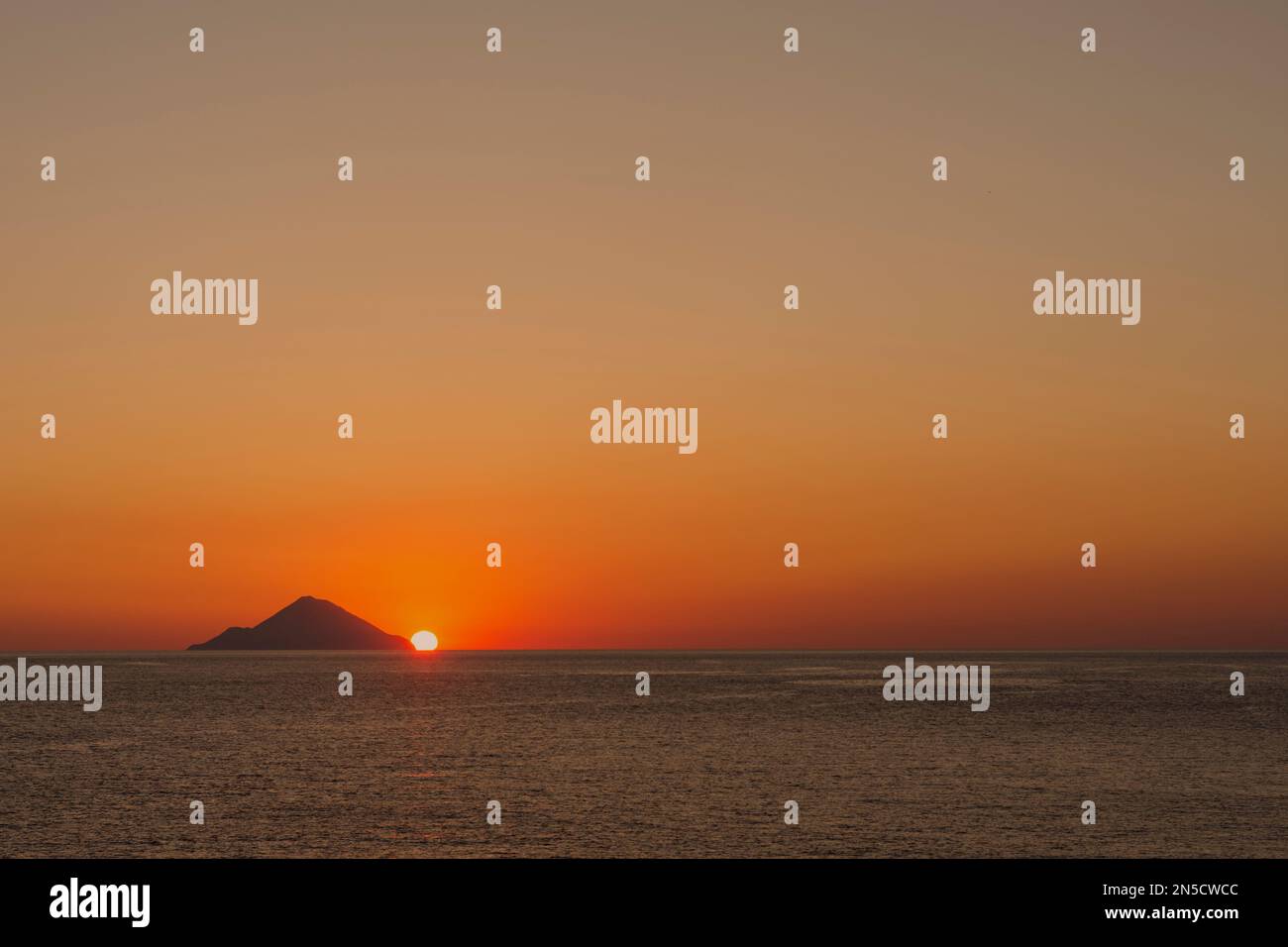 Sonnenuntergang hinter der Insel Filicudi, Italien Stockfoto