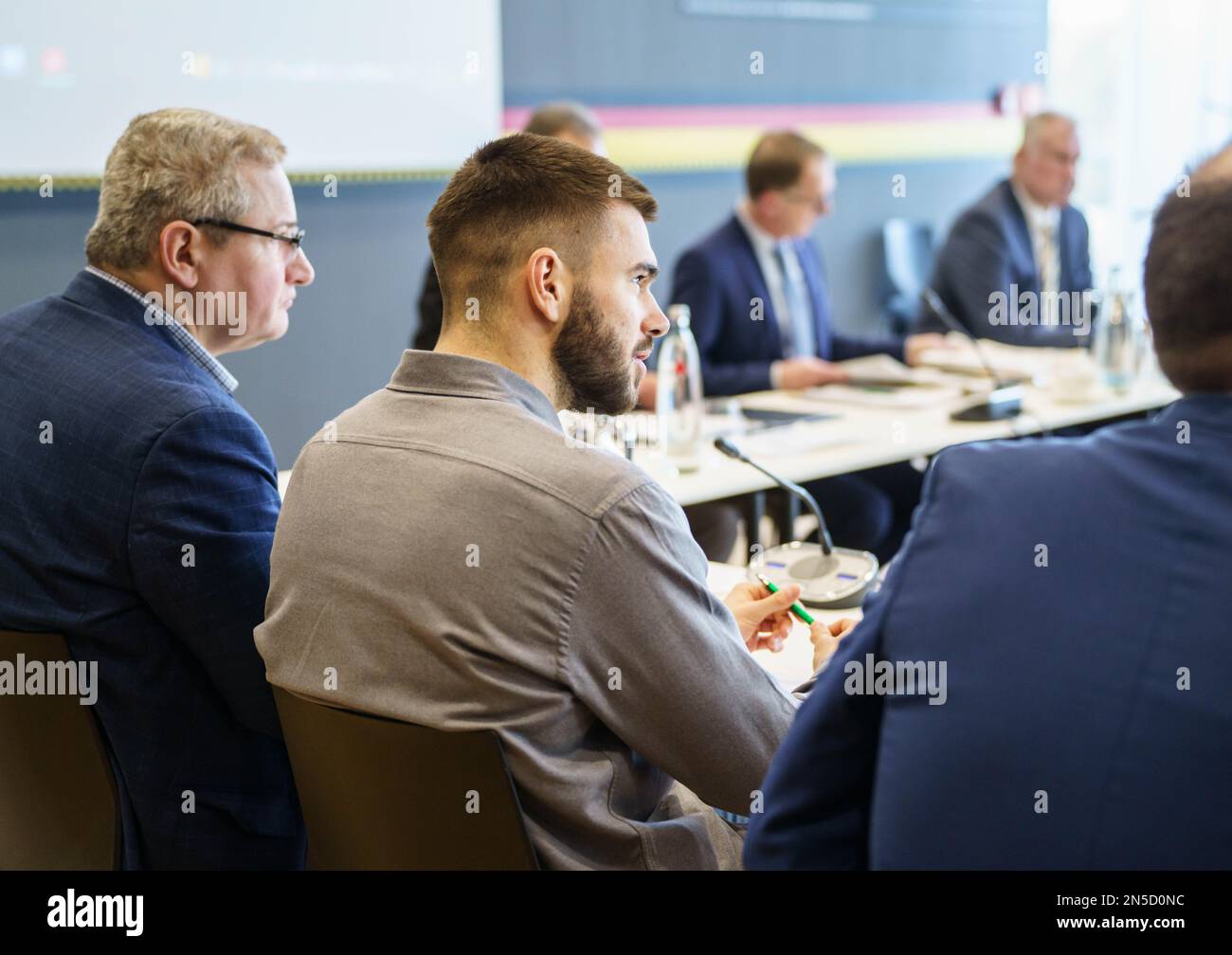 09. Februar 2023, Hessen, Frankfurt/Main: Mario Vuskovic (Front M), Spieler des Fußballvereins Hamburger Sportverein (HSV), sitzt am Dock des Sportgerichtshofs des Deutschen Fußballverbandes (DFB) neben dem Übersetzer Aleksandar Miladinovic (l). Im Hintergrund steht der Vorsitzende des Gerichts, Stephan Oberholz (2. von rechts). Eine Dopingkontrolle am Spieler am 16. September ergab das Vorhandensein von Erythropoietin (EPO). Foto: Frank Rumpenhorst/dpa Stockfoto