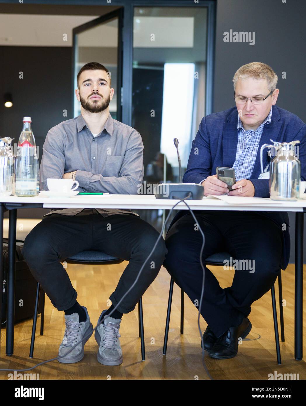 09. Februar 2023, Hessen, Frankfurt/Main: Mario Vuskovic (M), Spieler des zweiten Fußballvereins Hamburger Sportverein (HSV), befindet sich auf dem Dock des Sportgerichtshofs des Deutschen Fußballverbandes (DFB), mit dem Übersetzer Aleksandar Miladinovic auf der rechten Seite. Eine Dopingkontrolle am Spieler am 16. September ergab das Vorhandensein von Erythropoietin (EPO). Foto: Frank Rumpenhorst/dpa Stockfoto