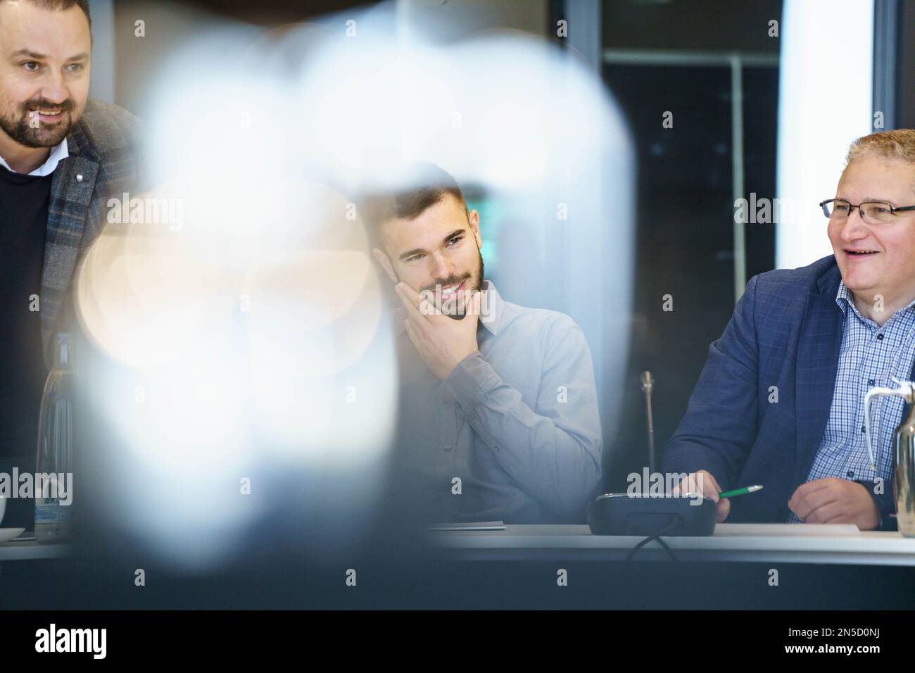 09. Februar 2023, Hessen, Frankfurt/Main: Mario Vuskovic (M), Spieler des zweiten Fußballvereins Hamburger Sportverein (HSV), befindet sich auf dem Dock des Sportgerichtshofs des Deutschen Fußballverbandes (DFB), mit dem Übersetzer Aleksandar Miladinovic auf der rechten Seite. Eine Dopingkontrolle am Spieler am 16. September ergab das Vorhandensein von Erythropoetin (EPO), das körperfremd ist. Foto: Frank Rumpenhorst/dpa Stockfoto