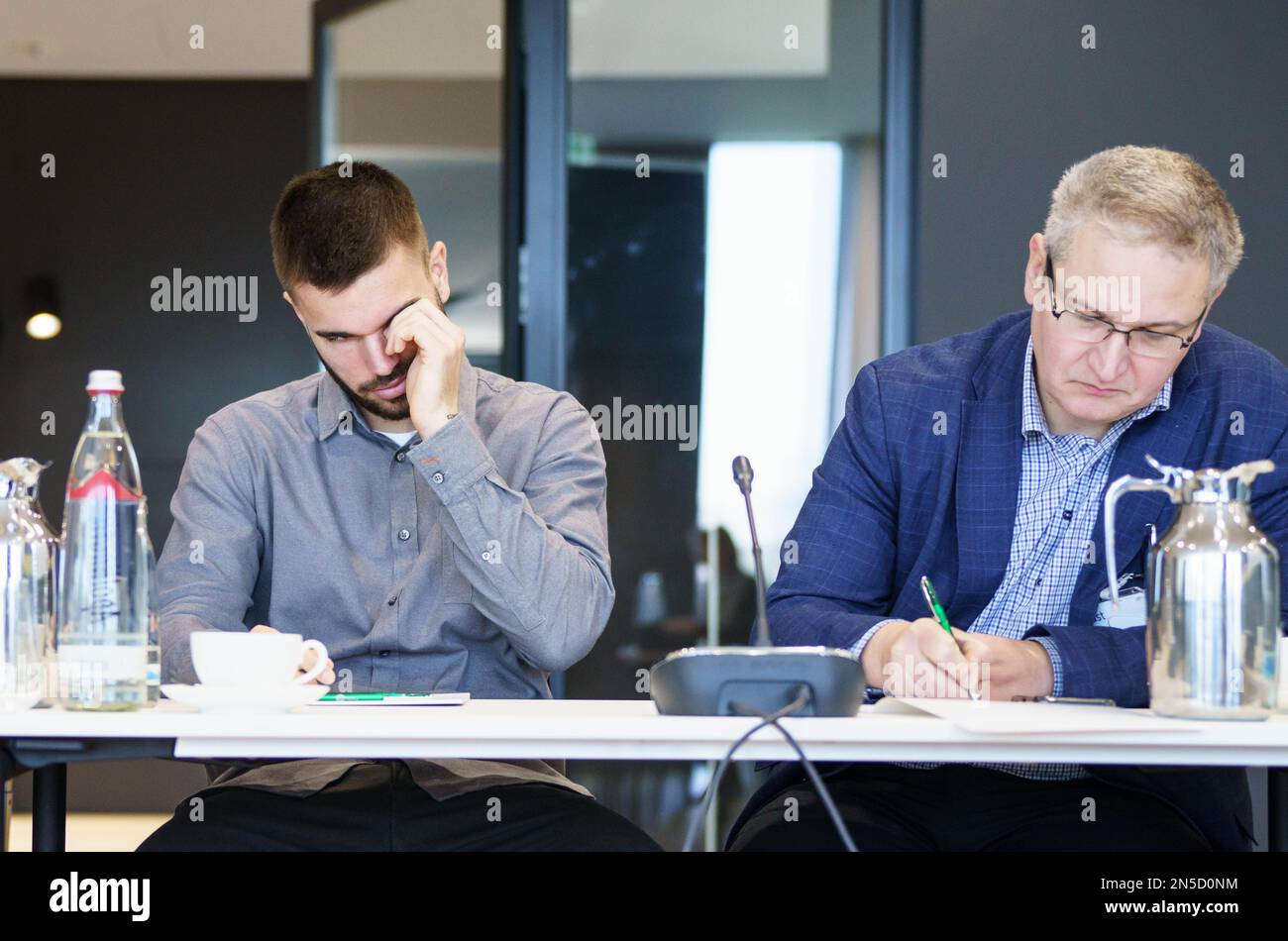 09. Februar 2023, Hessen, Frankfurt/Main: Mario Vuskovic (M), Spieler des zweiten Fußballvereins Hamburger Sportverein (HSV), befindet sich auf dem Dock des Sportgerichtshofs des Deutschen Fußballverbandes (DFB), mit dem Übersetzer Aleksandar Miladinovic auf der rechten Seite. Eine Dopingkontrolle am Spieler am 16. September ergab das Vorhandensein von Erythropoetin (EPO), das körperfremd ist. Foto: Frank Rumpenhorst/dpa Stockfoto