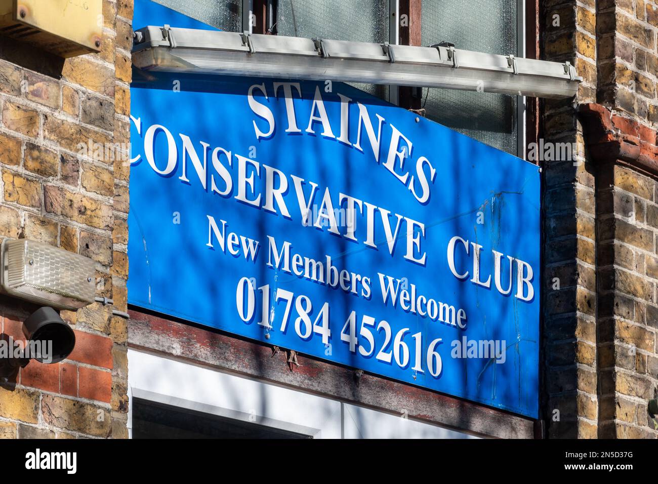 Staines Conservative Club-Schild in Staines-upon-Thames, Surrey, England, Großbritannien Stockfoto