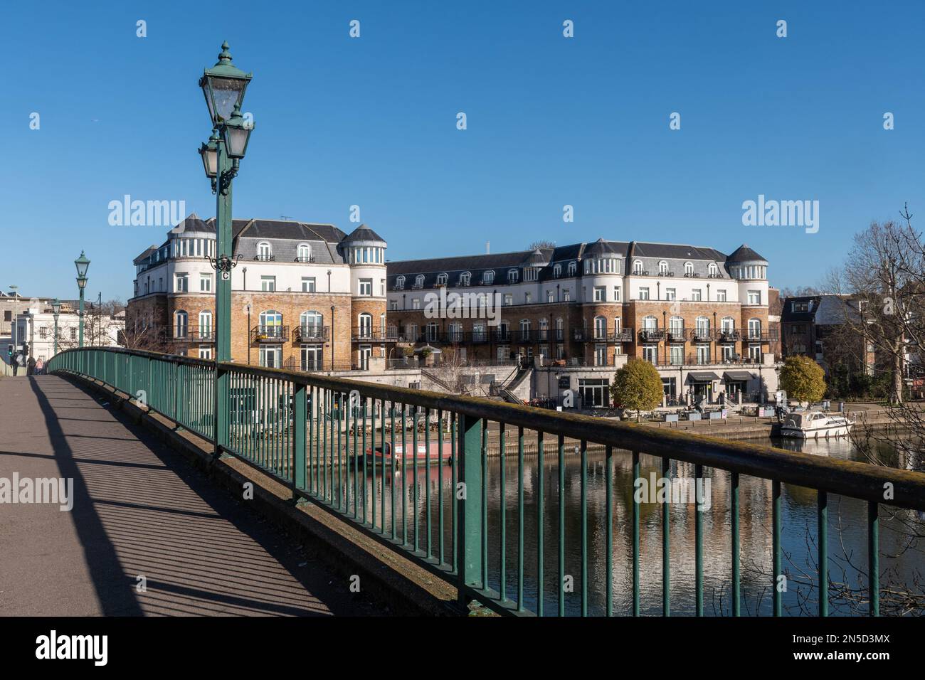 Blick auf die Staines Bridge über die Themse in Staines-upon-Thames, Surrey, England, Großbritannien, an einem sonnigen Februar-Tag Stockfoto